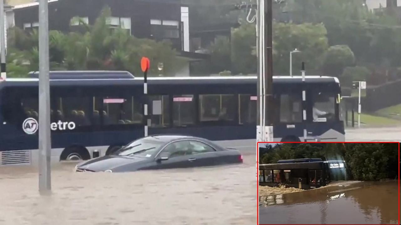 Shocking Viral video : తగ్గేదేలే.. మెడలోతు వరద నీటిలోనూ వేగంగా దూసుకుపోతున్న బస్సు..