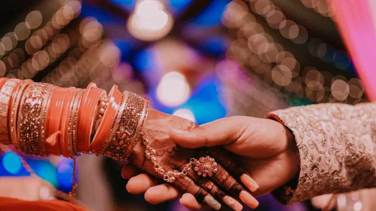 NRI Husband: ఖర్చు ఎక్కువైందని భార్యను వదిలేసిన ఎన్‌ఆర్ఐ భర్త.. ఆలస్యంగా వెలుగులోకి ఘటన