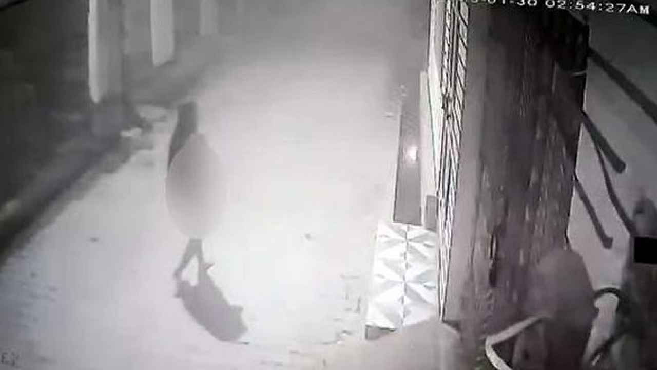 Naked Woman : బాబోయ్.. అర్థరాత్రి వీధుల్లో నగ్నంగా తిరుగుతూ ఇంటి డోర్లు తడుతున్న మహిళ, భయాందోళనలో స్థానికులు