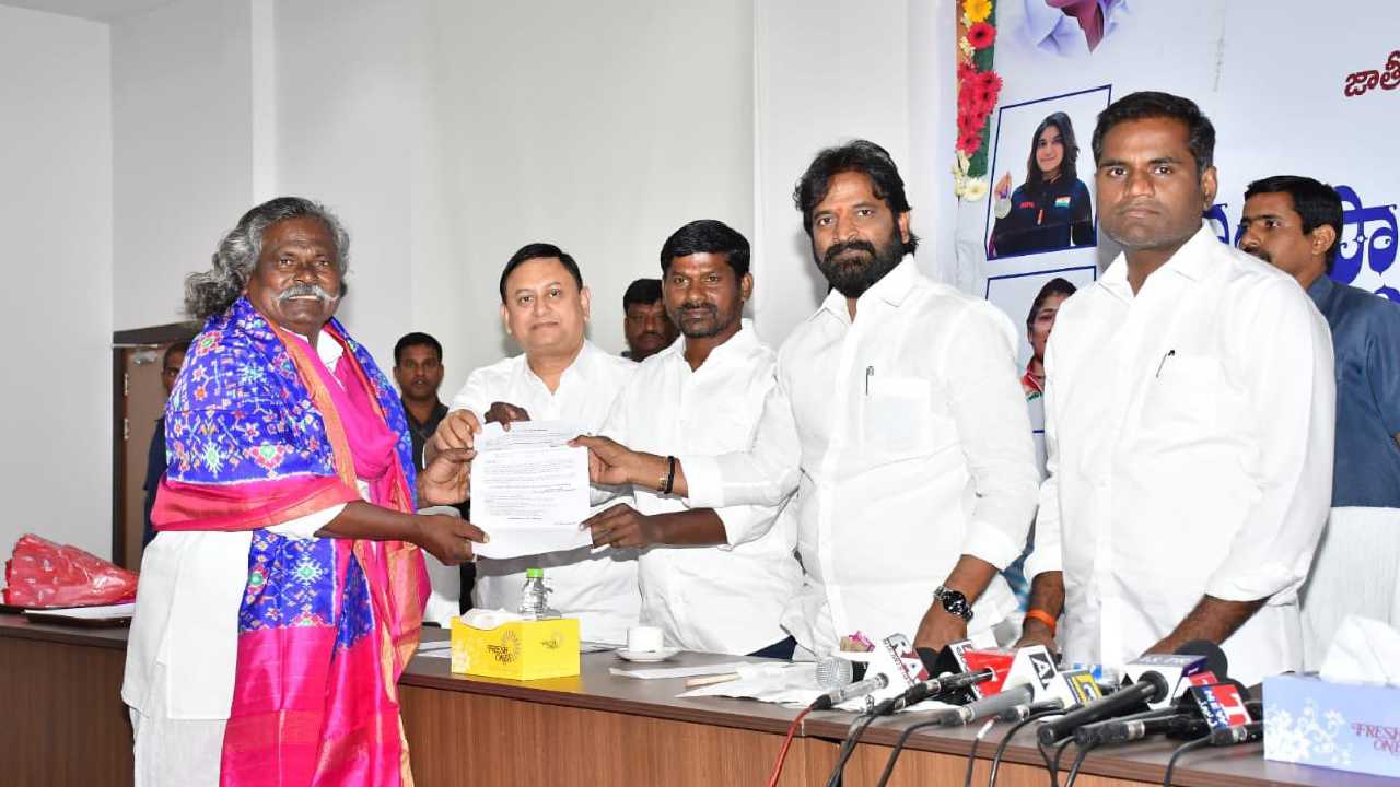 Telangana: ఇషాసింగ్‌, మొగిలయ్యకు ఇళ్ల స్థలాల పత్రాలు అందజేత.. మంత్రి శ్రీనివాస్ గౌడ్ పై గువ్వల అసహనం