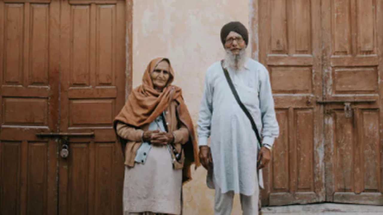 Elderly Couple Viral pics: ఫొటోకు వృద్ధ దంపతుల పోజులు.. అబ్బురపరుస్తున్న ఫొటోలు