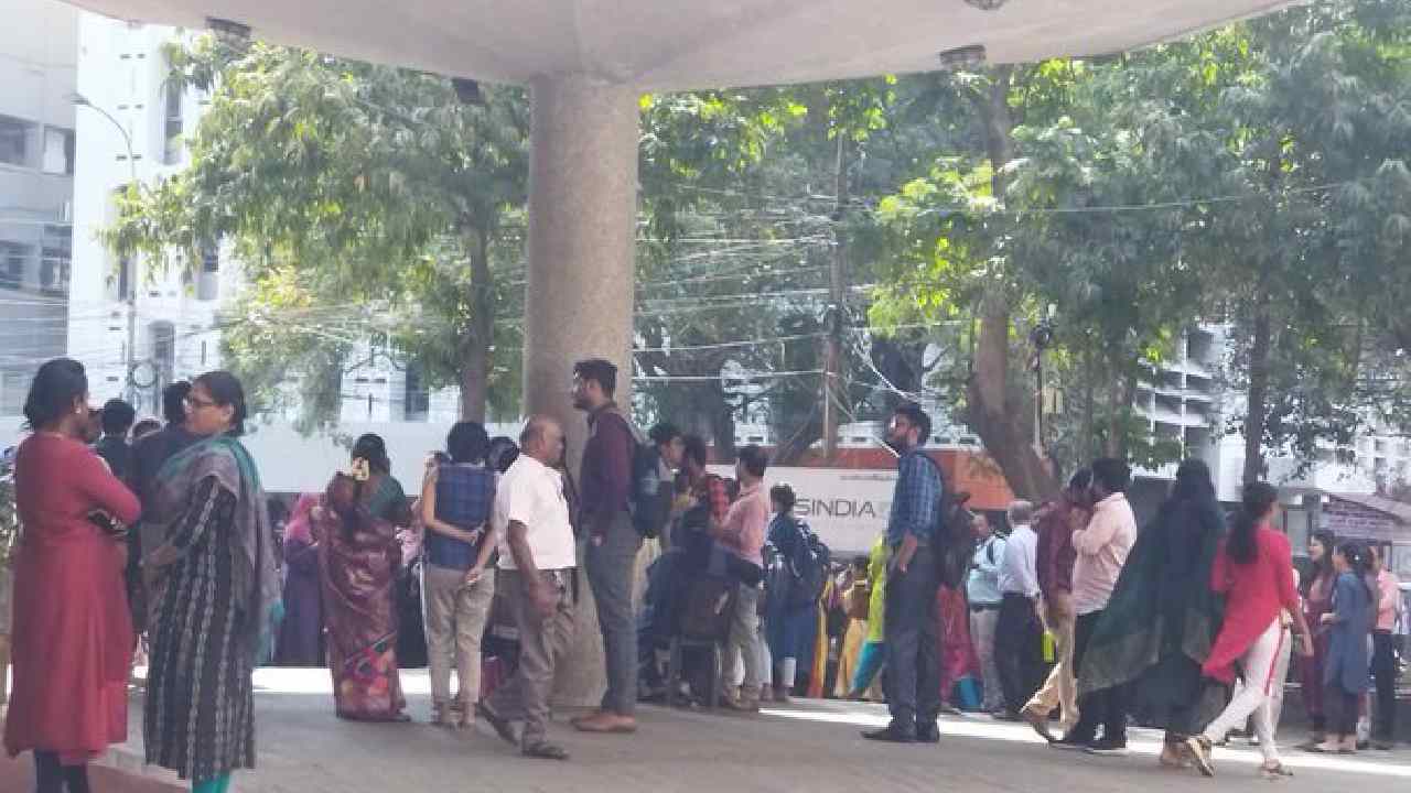 Tremors felt in Delhi-Chennai: ఢిల్లీ, చెన్నైలో భూప్రకంపనలు.. ఇళ్ల నుంచి జనం బయటకు పరుగులు