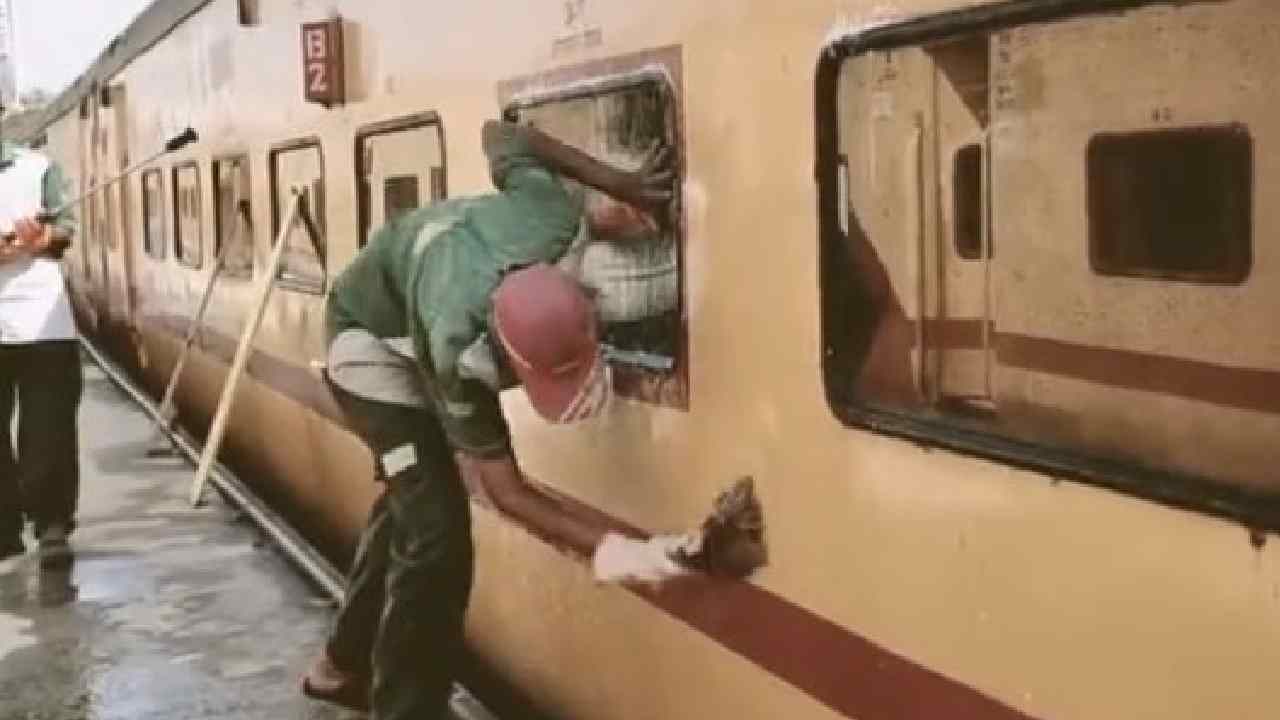 Viral Video: రైళ్లను అప్పుడు అలా కడిగేవారు.. ఇప్పుడు ఇలా కడుగుతున్నారు