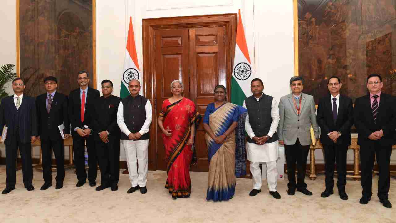 Union Budget 2023: టెంపుల్ బార్డ‌ర్ ఎరుపు రంగు చీరలో నిర్మ‌ల‌.. రాష్ట్ర‌ప‌తిని క‌లిసిన ఆర్థిక మంత్రి