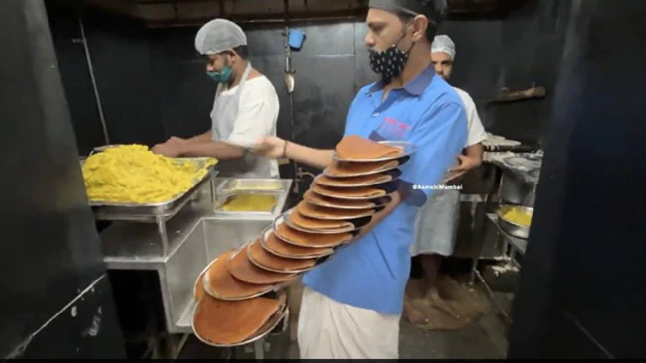 Viral Video: ఒకే చేతిపై 16 దోశ ప్లేట్లు పెట్టుకుని తీసుకెళ్లి క‌స్ట‌మ‌ర్ల‌కు ఇచ్చిన వెయిట‌ర్