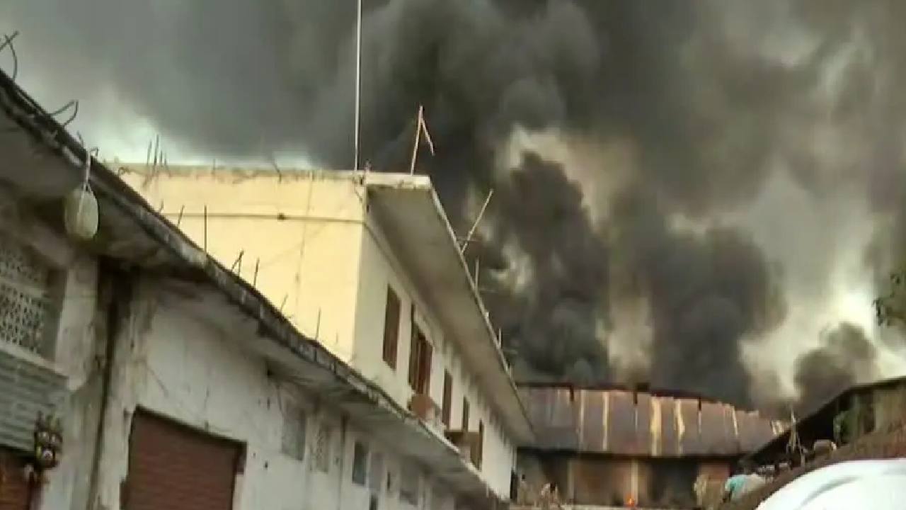 Fire accident in Hyderabad: హైద‌రాబాద్ లో భారీ అగ్ని ప్ర‌మాదం.. నాలుగు ఫైరింజ‌న్ల‌తో మంట‌లు ఆర్పుతున్న సిబ్బంది