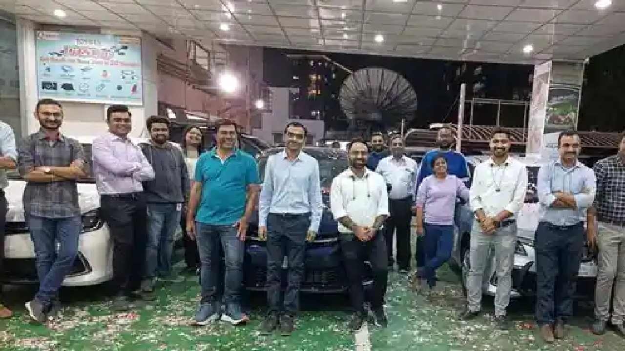 Cars to employees: దిగ్గ‌జ సంస్థ‌లు ఉద్యోగుల‌ను తొలగిస్తున్న వేళ‌.. త‌మ‌ ఉద్యోగుల‌కు కార్లు ఇచ్చిన త్రిధ్య టెక్