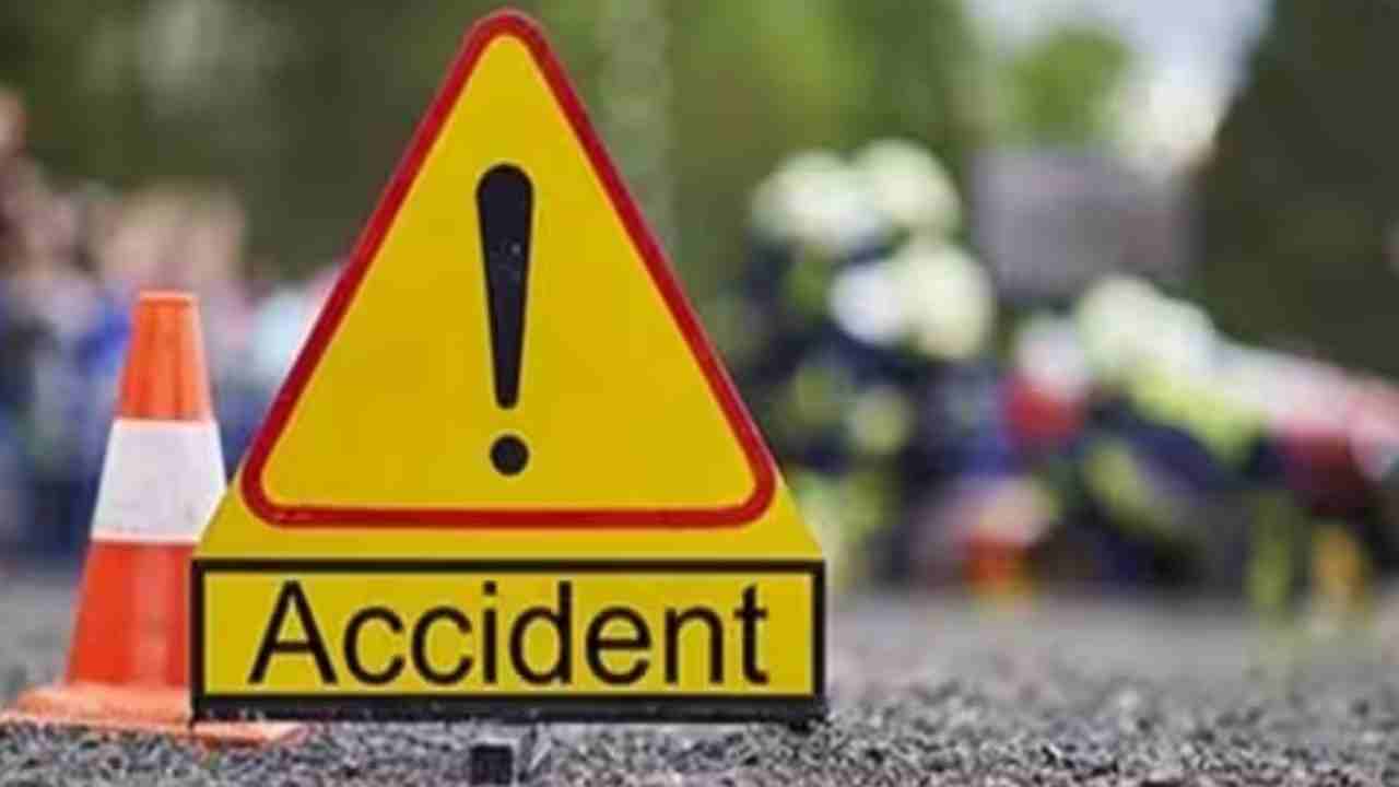 Pakistan Bus Accident: బ్రేకులు ఫెయిల్.. కాల్వలోకి దూసుకెళ్లిన బస్సు.. 12 మంది మృతి