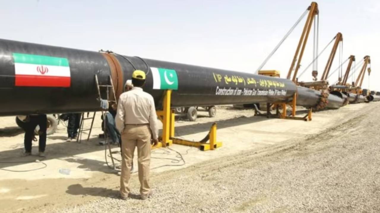 Pakistan Economic Crisis: పాకిస్థాన్‌కు మరో తలనొప్పి.. భారీ జరిమానా చెల్లించాలంటున్న ఇరాన్ ..