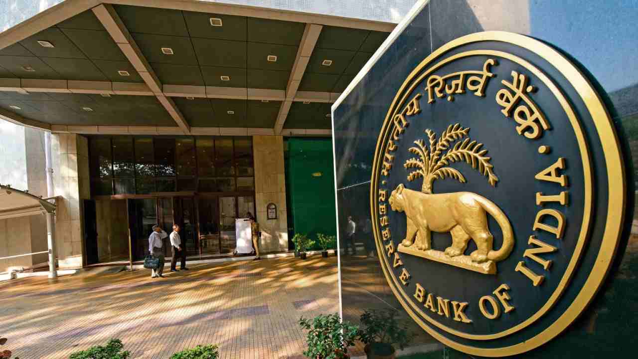RBI Guidelines: ఐదు బ్యాంకులపై ఆర్‌బీఐ నిషేధం .. ఆ బ్యాంకుల్లో ఖాతాదారులు డబ్బును విత్ డ్రా చేయలేరు ..