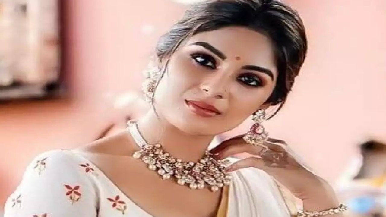 Samyuktha Menon : మా నాన్న ఇంటి పేరు నాకు వద్దు అనుకున్నా.. సంయుక్త మీనన్!