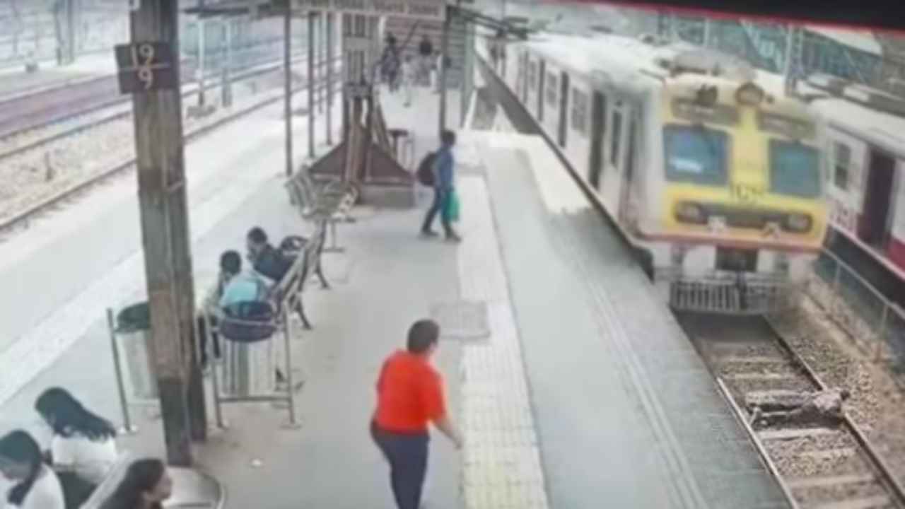 Suicide In Railway Station : షాకింగ్ వీడియో.. ఏం కష్టం వచ్చిందో.. అంతా చూస్తుండగానే రైలు కిందకి దూకి రైల్వే ఉద్యోగి ఆత్మహత్య