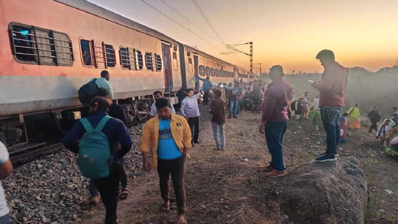 Trains cancelled: పట్టాలు తప్పిన గోదావరి ఎక్స్‌ప్రెస్.. పలు రైళ్లు రద్దు చేసిన దక్షిణ మధ్య రైల్వే