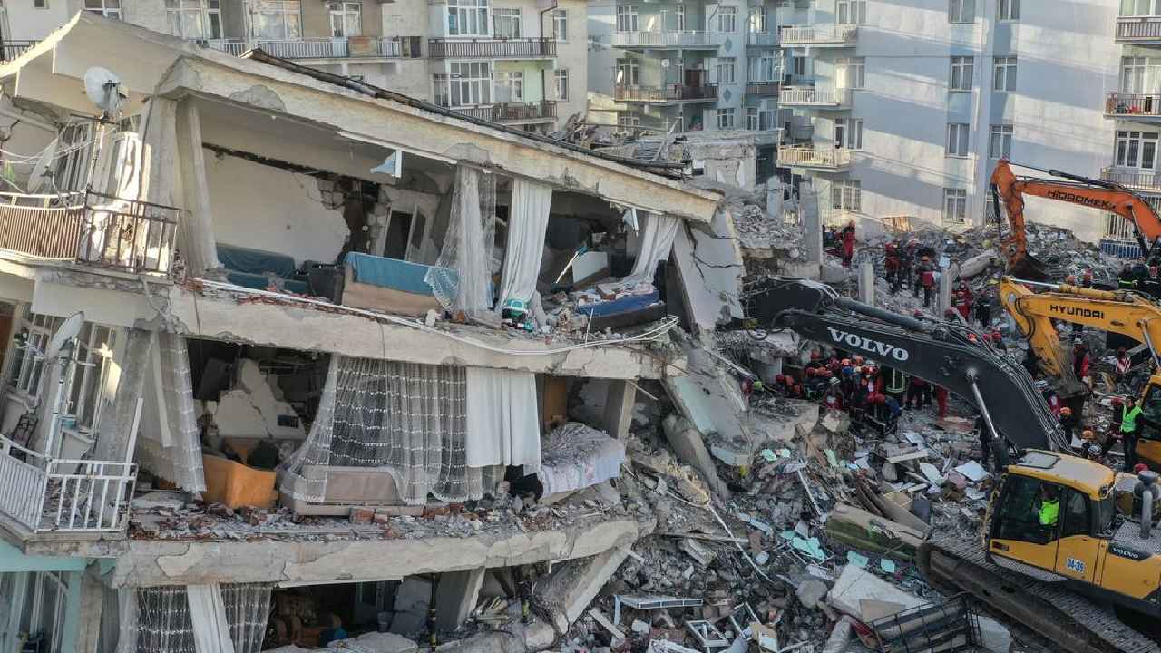 Turkey Earthquake : 100 సార్లకుపైగా కంపించిన భూమి, టర్కీలో ఆగని భూప్రకంపనలు
