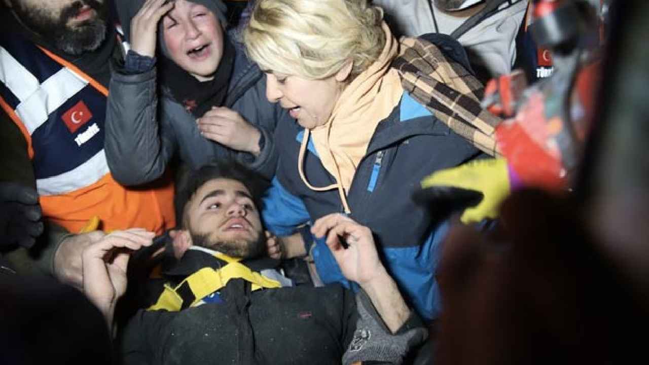 Turkey Earthquake : టర్కీ శిథిలాల్లో మృత్యుంజయుడు.. 94 గంటలు మూత్రం తాగి బతికాడు
