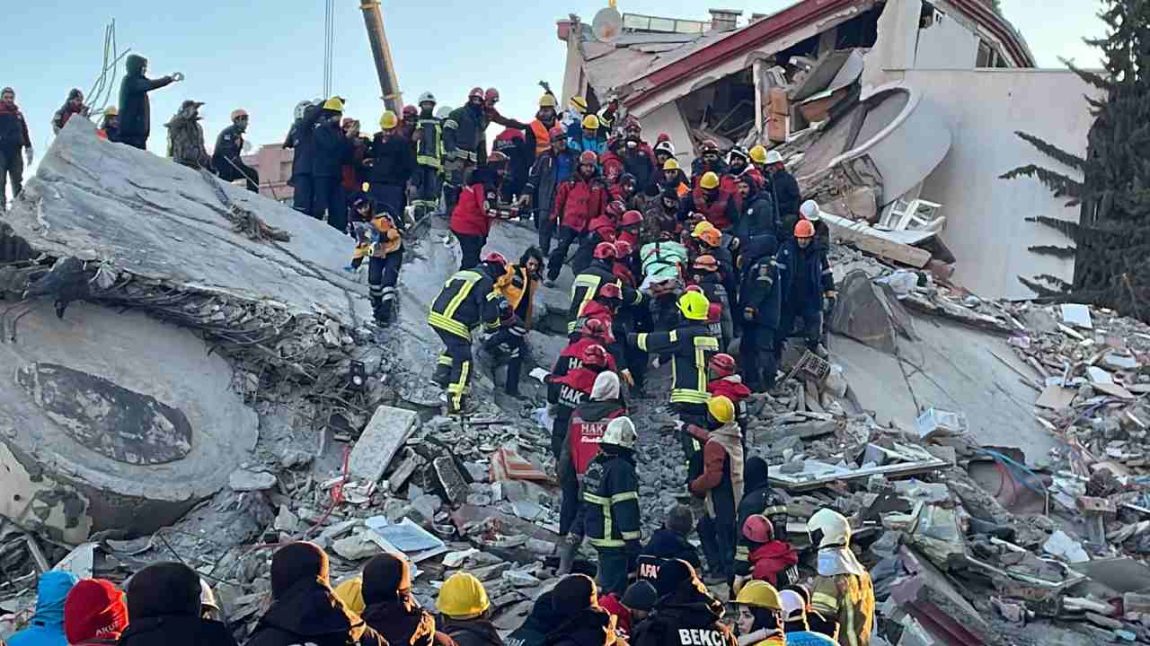 Turkey Syria Earthquake : టర్కీ, సిరియాల్లో 34వేలకు చేరిన మృతుల సంఖ్య .. పెరుగుతున్న నేరాలు