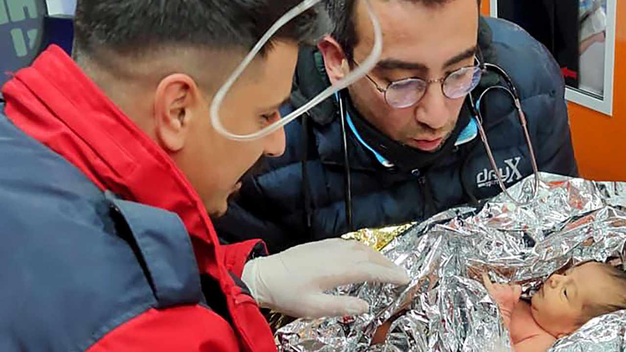 Turkey-Syria Earthquake: పసిగుడ్డు ఏడుపు.. 90 గంటల తరువాత శిథిలాల్లోంచి 10రోజుల పసిబిడ్డతో బతికి బటయపడ్డ తల్లి