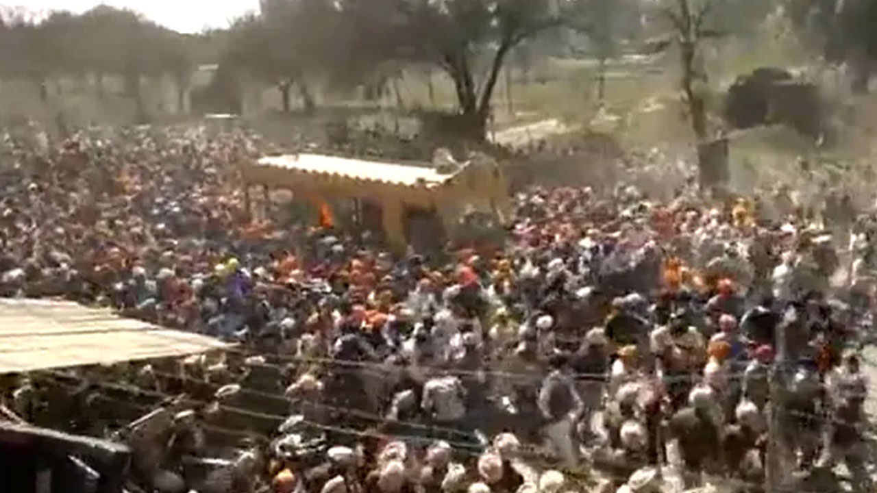 Waris Punjab De: పంజాబ్‭లో దారుణం.. పోలీసులతో కుస్తీ పడి కస్టడీ నుంచి మత గురువును విడుదల చేసిన మద్దతుదారులు