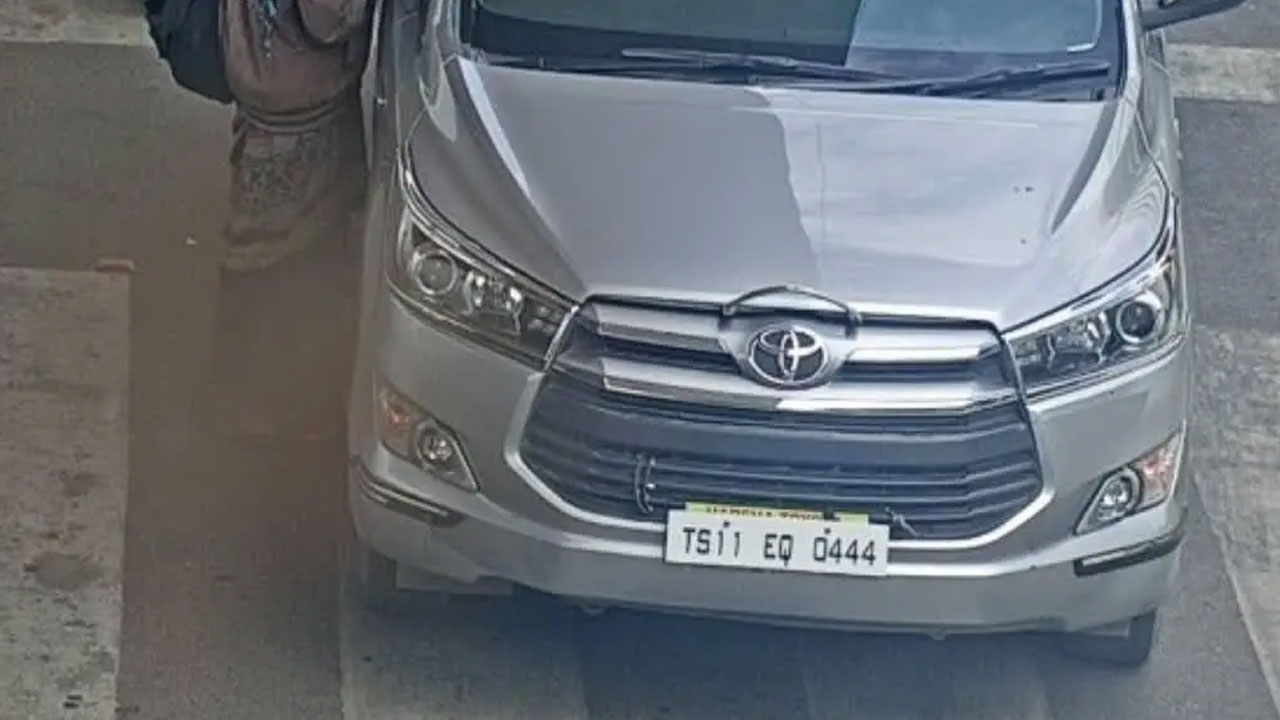 Praveen Chikoti: కేసినో కింగ్ ప్రవీణ్ చీకోటి కార్ దొరికింది