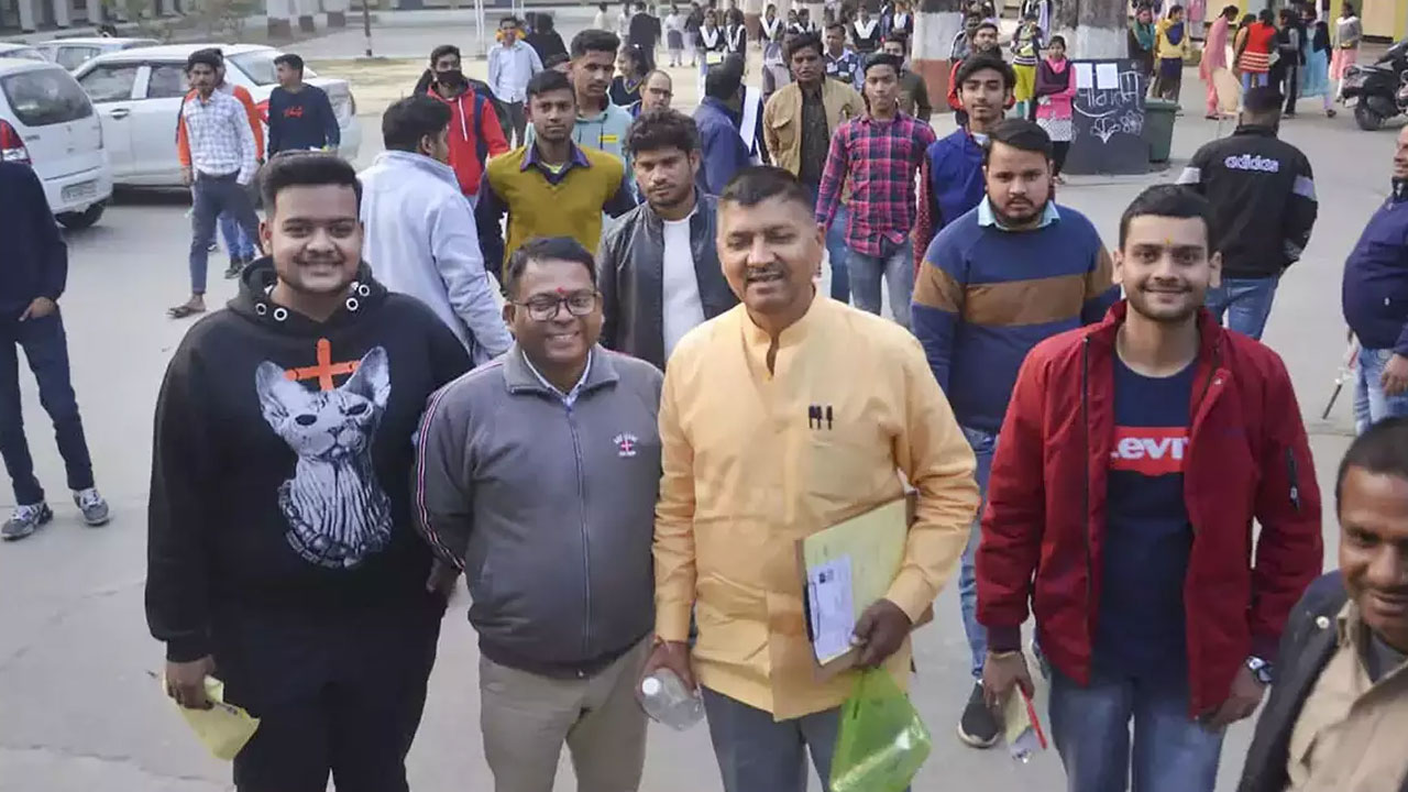 Rajesh Mishra: ‘ఎమ్మెల్యే to లా’.. 12 తరగతి పరీక్ష హాలులోకి హాల్ టికెట్, ప్యాడ్‭తో బీజేపీ నేత