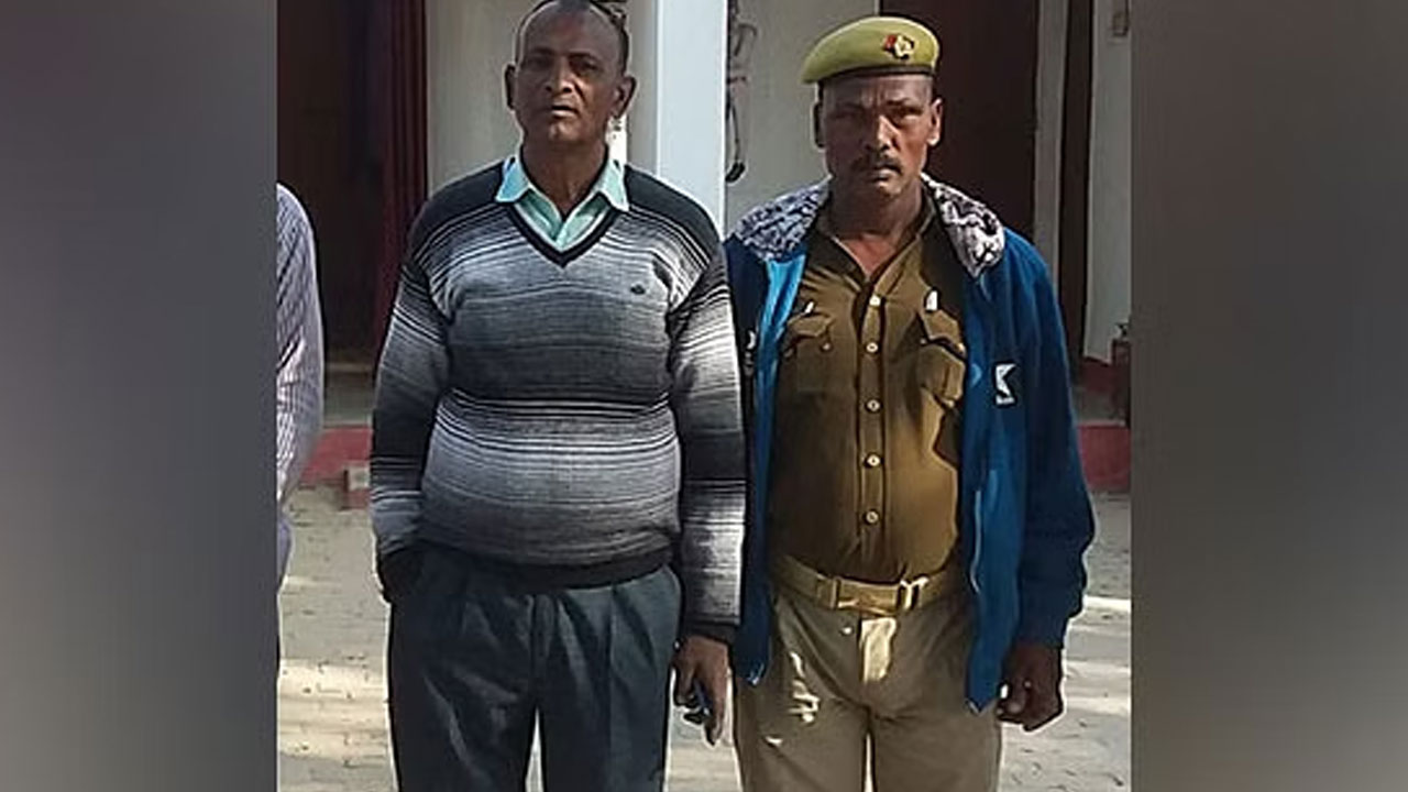 Ambedkar Nagar: క్రాప్ హెయిర్ స్టైల్‭తో వస్తున్నాడని విద్యార్థికి గుండు కొట్టించిన టీచర్