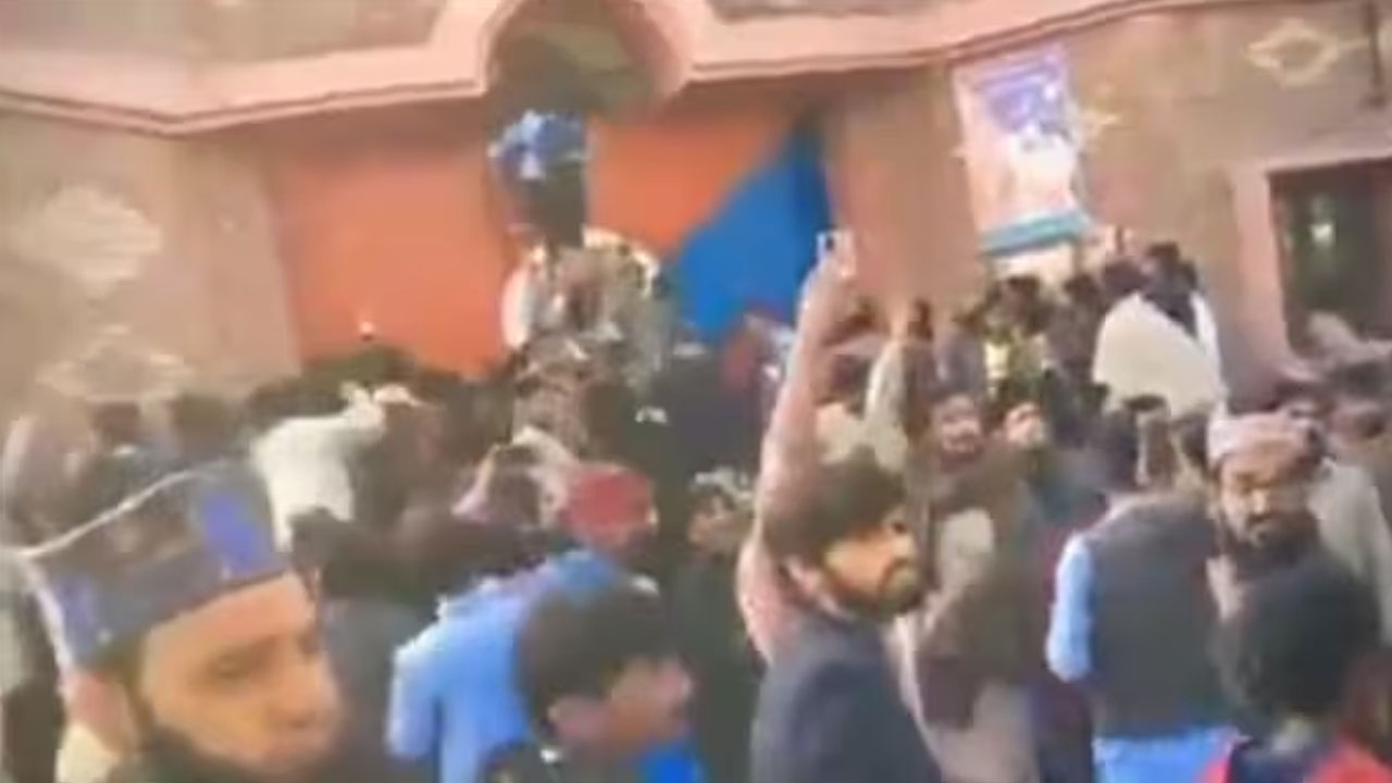 Pakistan: పాకిస్తాన్‭లో క్రూరత్వం.. దేవుడిని దూషించాడని పోలీస్ స్టేషన్ నుంచి బయటికి లాగి మరీ చంపేశారు