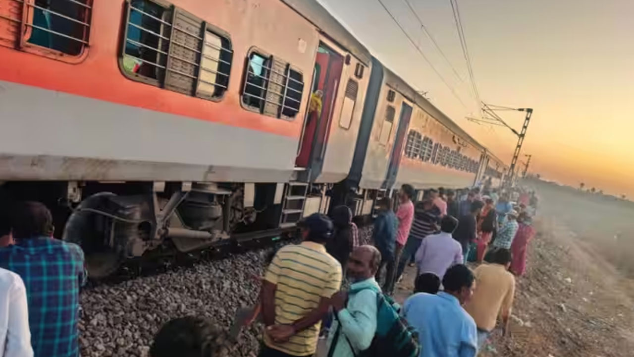 Godavari Express Derailed: ఘట్కేసర్ NFC దగ్గర పట్టాలు తప్పిన గోదావరి ఎక్స్‭ప్రెస్