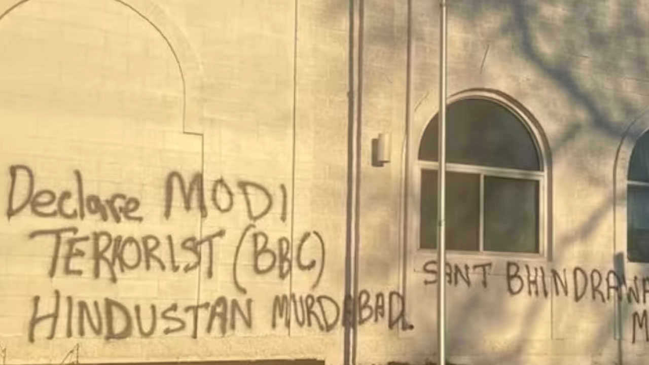 Ram Mandir Defaced: రామమందిరంపై ఇండియాకు మోదీకి వ్యతిరేకంగా రాతలు