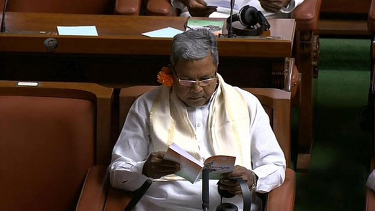 Karnataka: చెవిలో పూలతో అసెంబ్లీకి వచ్చిన కాంగ్రెస్ నేతలు