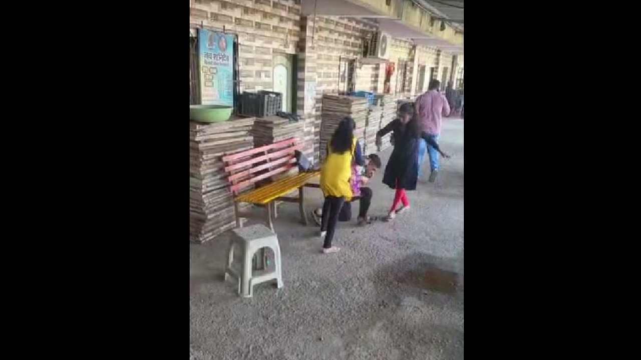 Viral Video: ఈవ్ టీజర్‌కు గుణపాఠం.. యువకుడిని చితక్కొట్టిన అమ్మాయిలు.. వీడియో వైరల్