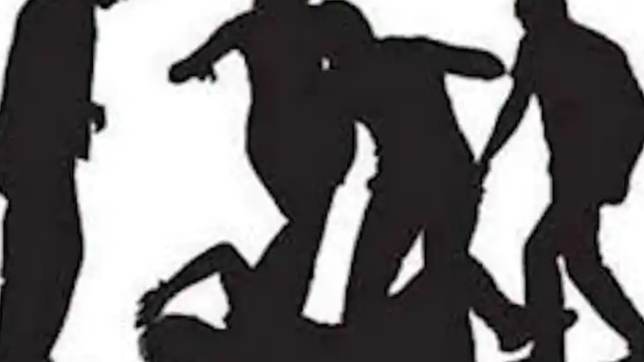 Attacked On Woman : మహబూబాబాద్ జిల్లా డోర్నకల్ లో దారుణం.. మహిళపై దాడి చేసి చెప్పుల దండతో ఊరేగింపు