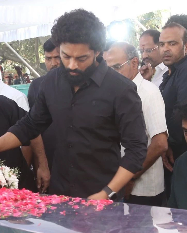 celebrities last rites to Tarakaratna photos