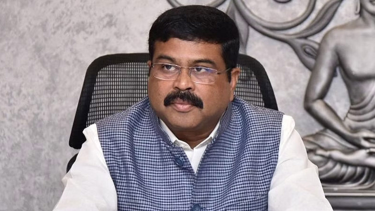 Karnataka Polls: కర్ణాటక పోరుకు అస్త్రాలు సిద్ధం చేస్తున్న బీజేపీ.. ఎన్నికల ఇంచార్జీగా ధర్మేంద్ర ప్రధాన్