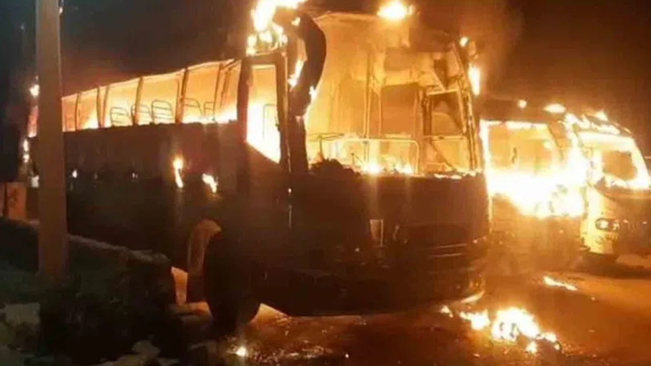 Fire Incident : హైదరాబాద్ కూకట్ పల్లిలో అగ్నిప్రమాదం.. బస్సు, రెండు వ్యాన్ లు దగ్ధం