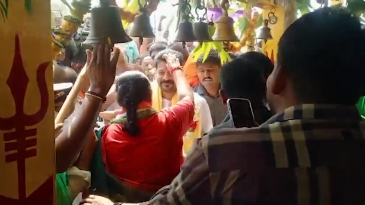 Haath se haath Jodo: ఎమ్మెల్యే సీతక్కతో కలిసి ‘హాథ్ సే హాథ్ జోడో’ యాత్రలో పాల్గొన్న రేవంత్ రెడ్డి