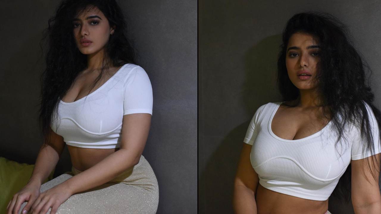 Ketika Sharma : చీకట్లో వైట్ టాప్‌తో హాట్ లుక్స్‌తో ఫోటోలు పోస్ట్ చేసిన కేతిక శర్మ..