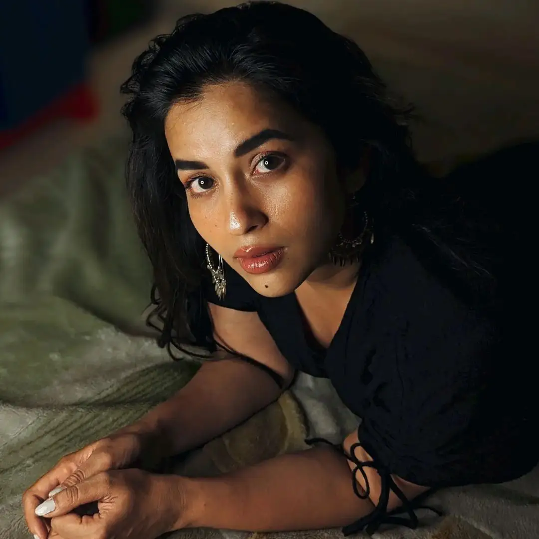 Komalee prasad posted photos in black dress with Mesmerizing Looks