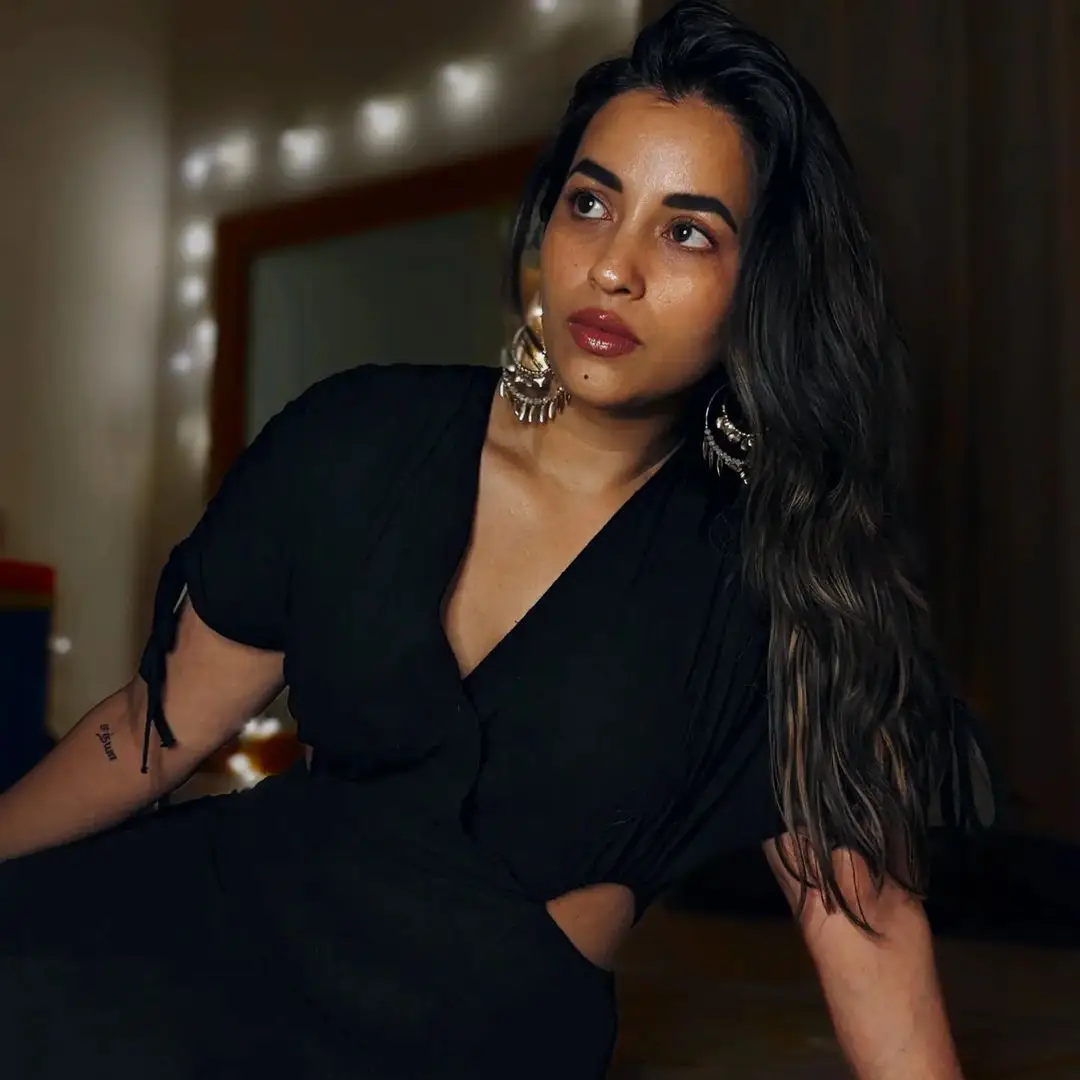 Komalee prasad posted photos in black dress with Mesmerizing Looks