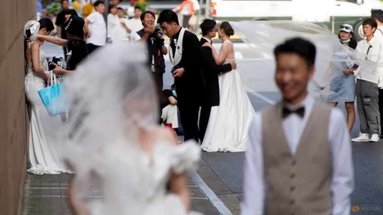 China Population : నూతన జంటలకు 30 రోజులు సెలవులు.. జననాల రేటును పెంచుకొనేందుకు చైనా సరికొత్త ప్రయోగాలు ..