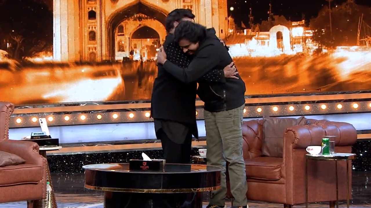 Unstoppable : ఆ విషయంలో పవన్ ని అభినందించిన బాలయ్య..