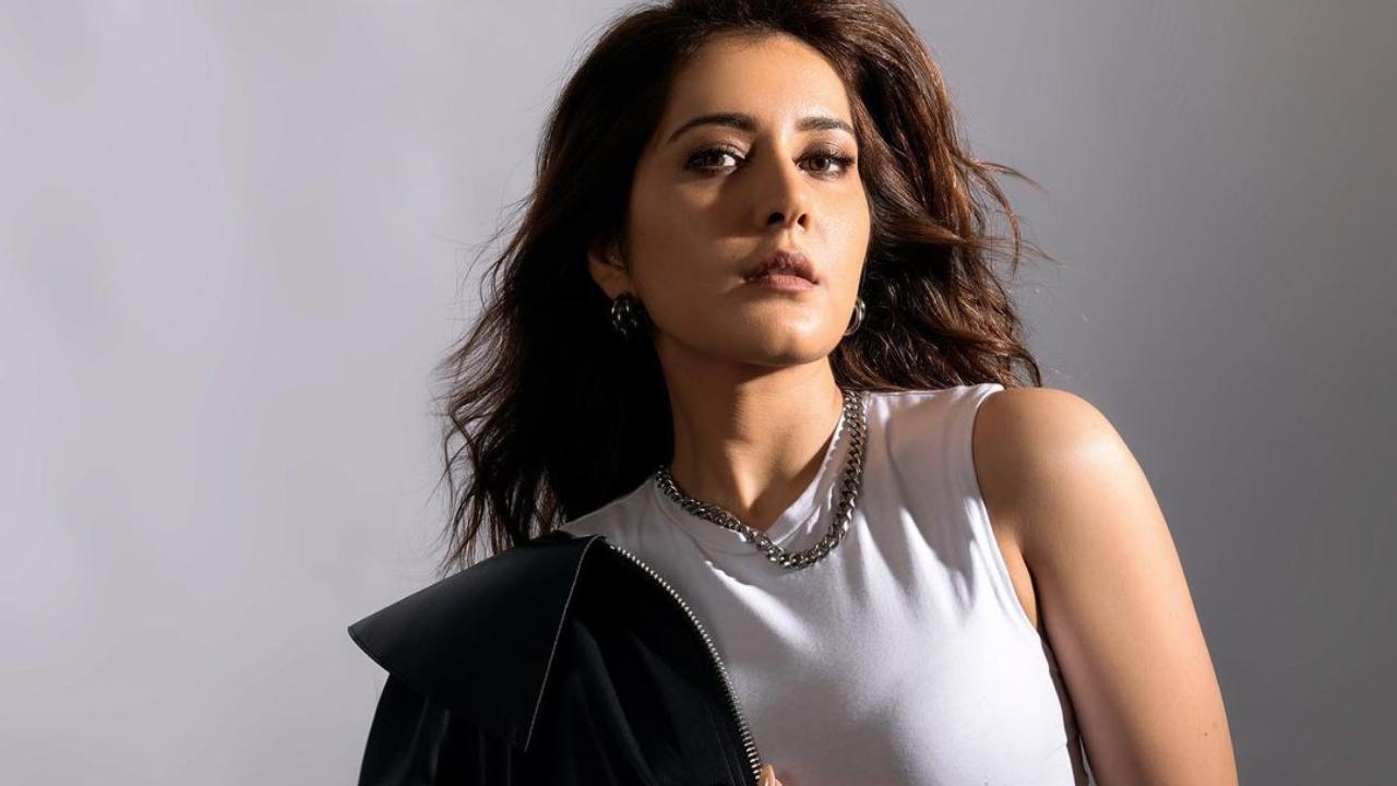 Raashii Khanna : షారుఖ్‌ని దాటి మరీ ఆ లిస్ట్‌లో టాప్ 1 గా నిలిచిన రాశీఖన్నా..