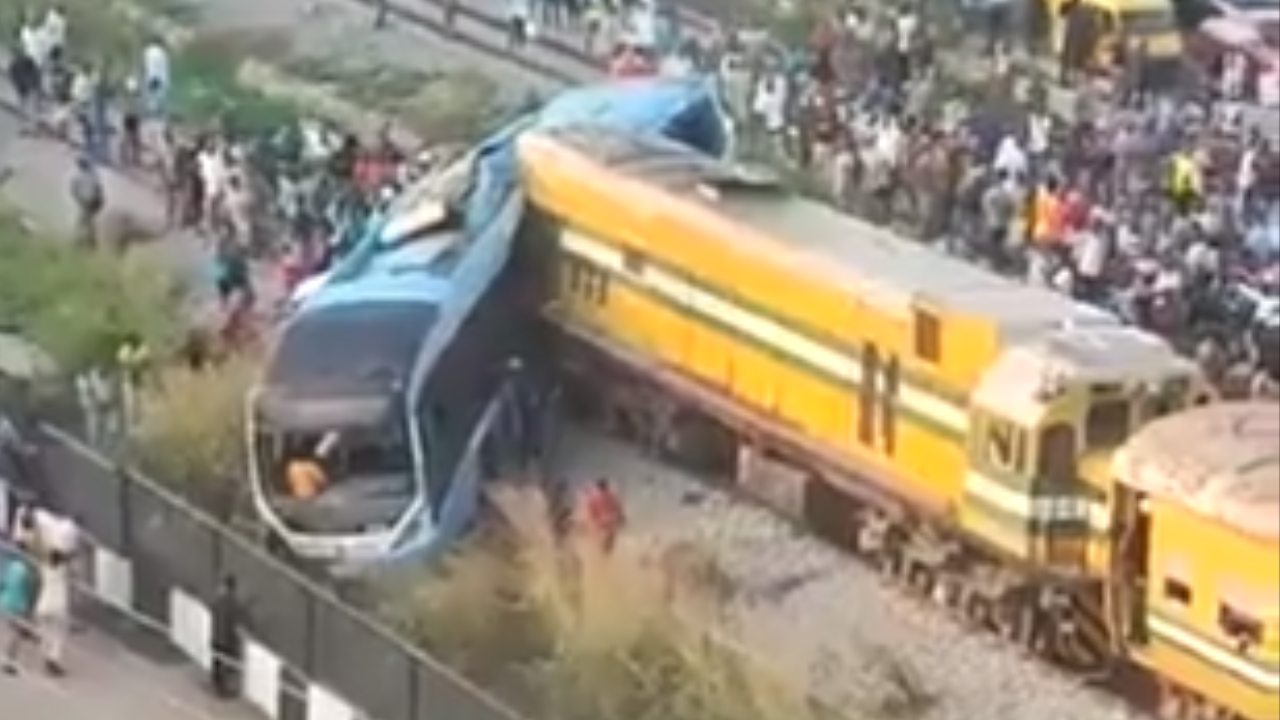Train Collided Bus : నైజీరియాలో ఘోర ప్రమాదం.. బస్సును ఢీకొన్న రైలు, ఆరుగురు మృతి