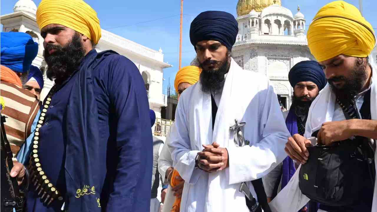 Amritpal Singh: అమృత్ పాల్ సింగ్ కోసం కొనసాగుతున్న వేట.. తీవ్రవాద కోణం ఉందా అని పోలీసుల అనుమానం?