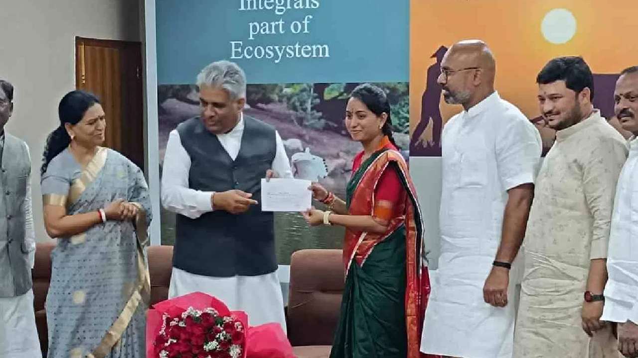 BJP Jagtial: బీజేపీలో చేరిన జగిత్యాల మున్సిపల్ మాజీ చైర్‌పర్సన్.. కన్నీళ్లు పెట్టుకుని బీఆర్ఎస్ నుంచి బయటకు వచ్చా..