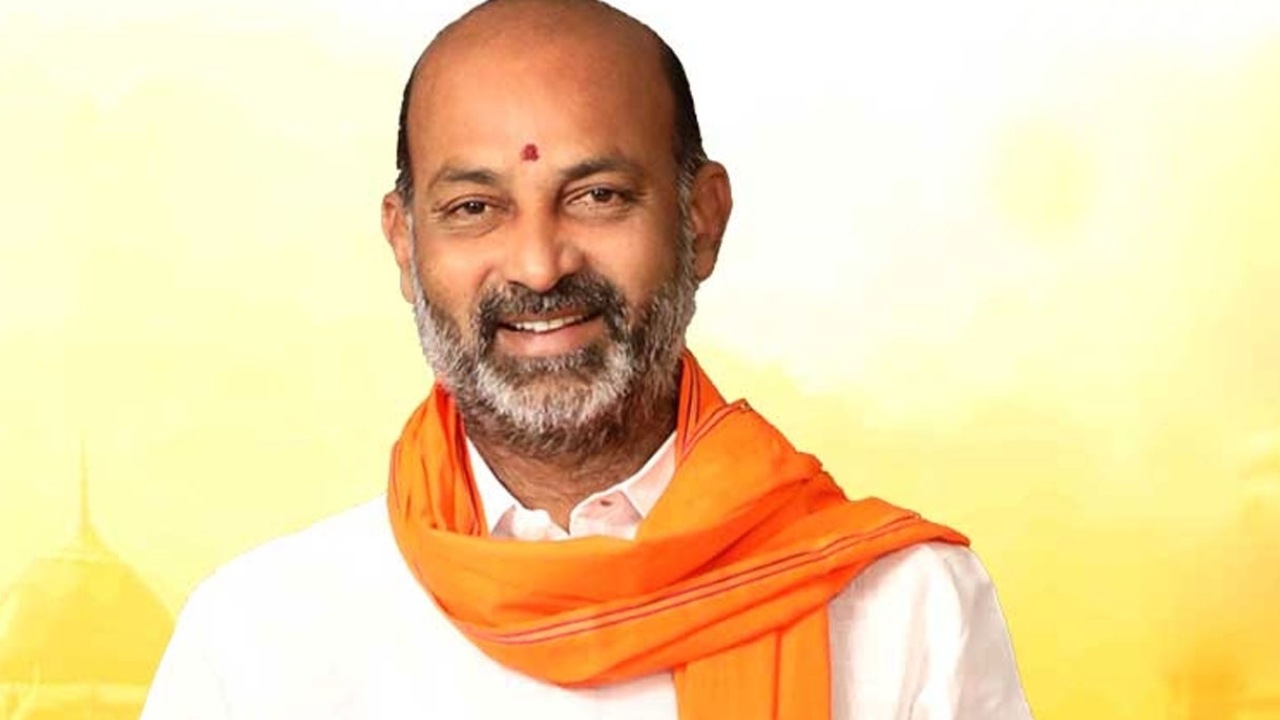 TSPSC Paper Leak : టీఎస్పీఎస్సీ పేపర్ లీకేజీ కేసులో బండి సంజయ్ కు సిట్ నోటీసులు