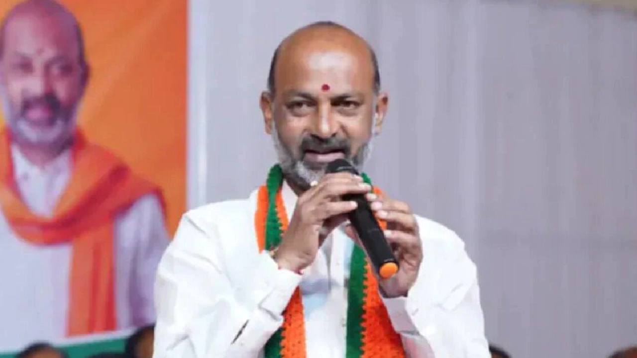 Bandi Sanjay: పేపర్ లీకేజీ వ్యవహారంలో కేటీఆర్ రాజీనామా చేయాలి.. కేసీఆర్ బిడ్డకు జైలు రెడీ అవుతోంది: బండి సంజయ్