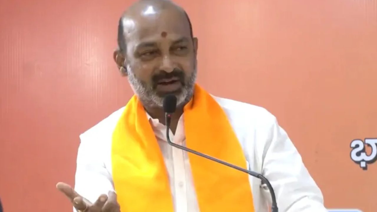 Bandi Sanjay Kumar: దొంగలను పట్టుకోండంటే మాకు నోటీసులిచ్చారు? కేటీఆర్ రాజీనామా చేయాల్సిందే