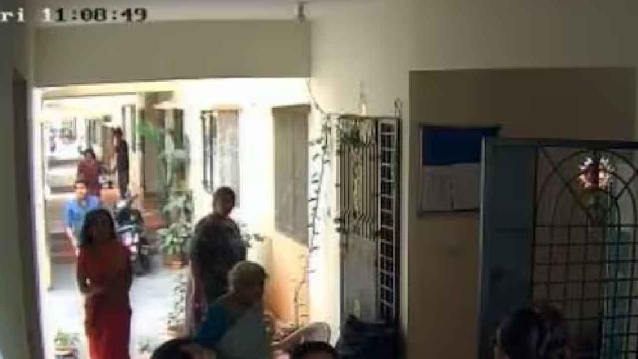 Boy Falls : తల్లిదండ్రులూ.. మీ పిల్లలు జాగ్రత్త.. ఆడుకుంటూ బిల్డింగ్ పైనుంచి పడిపోయిన మూడేళ్ల బాబు