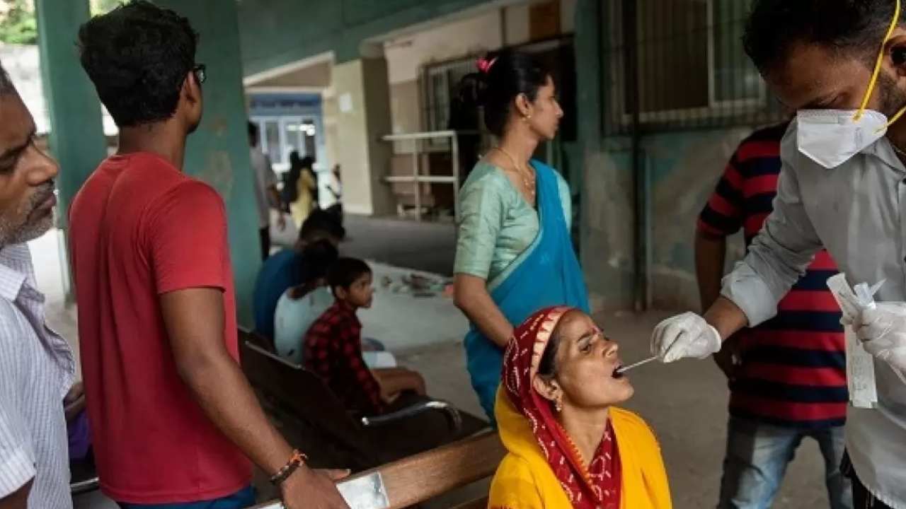 Covid Cases In India: దేశంలో మళ్లీ కోవిడ్ విజృంభణ.. క్రమంగా పెరుగుతున్న పాజిటివ్ కేసులు.. వారంరోజుల్లో మరణాలు ఎన్నంటే ..