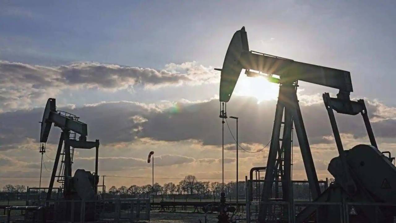 Crude Oil Import: రష్యా నుంచి భారీగా పెరిగిన చమురు దిగుమతులు.. రోజుకు 1.6 మిలియన్ బ్యారెళ్ల చమురు దిగుమతి